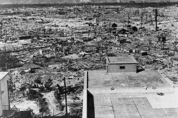 Effets de la bombe atomique sur Hiroshima. Vue depuis le toit de l'hôpital de la Croix rouge vers le nord-ouest. - Par US government, via Wikimedia Commons